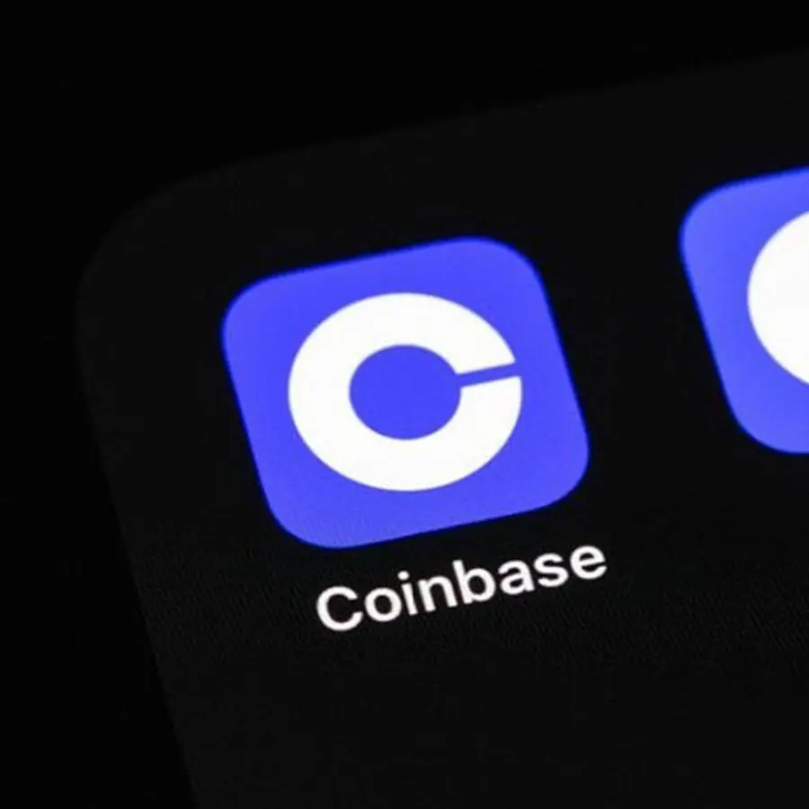 Close-up van smartphone met de Coinbase- en Wallet-apps iconen op het scherm.