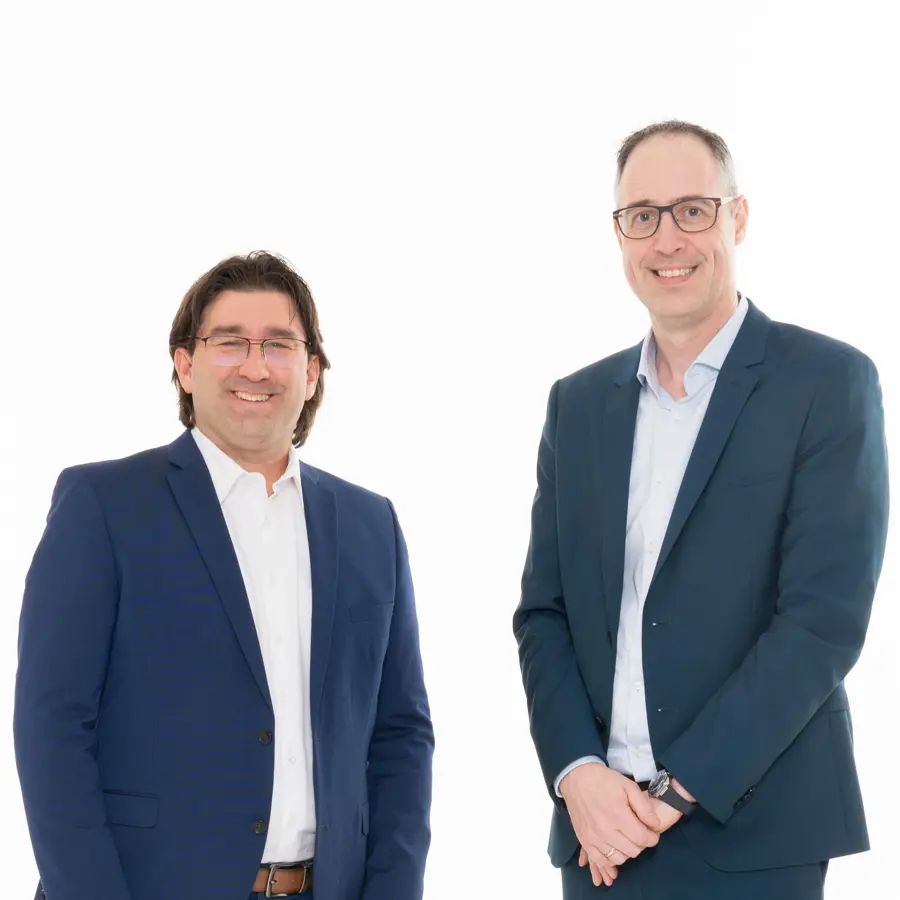 Een foto van John-Paul Straver en Dominique Verweij waar ze naast elkaar staan.