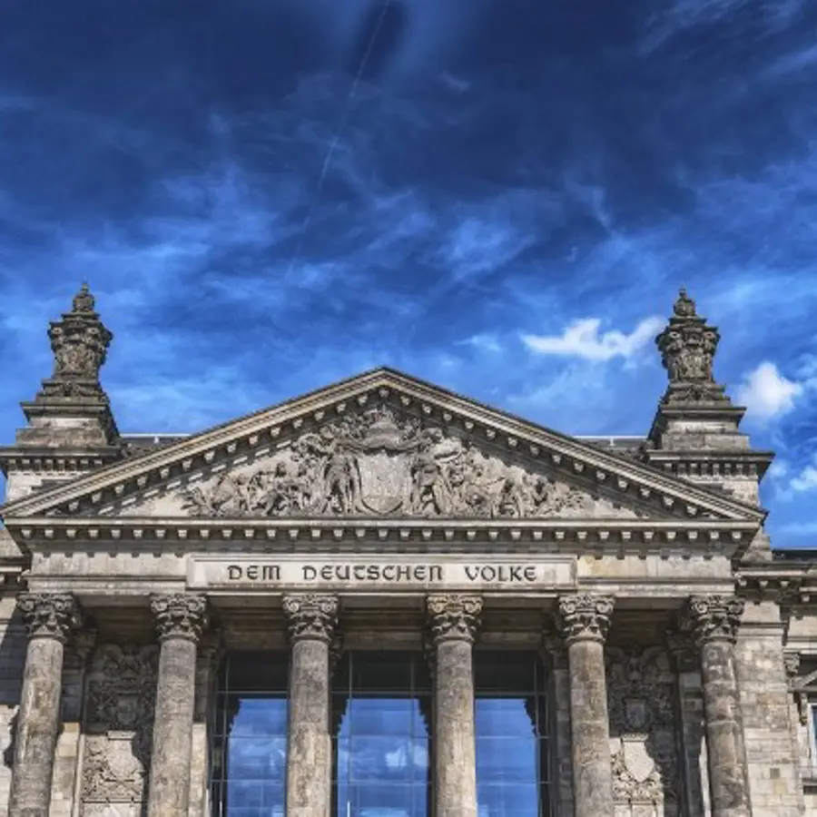 Een foto van een duits overheidsgebouw met een blauwe lucht.
