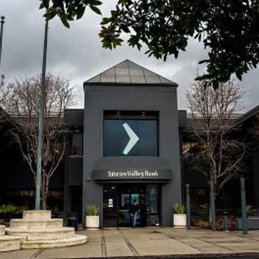 Hoofdkantoor van Silicon Valley Bank met moderne architectuur, omgeven door kale bomen en een bewolkte lucht.