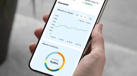 Mobiele telefoon met de On The Chain Portfolio App, die een grafiek en een lijst met cryptovaluta toont, inclusief waarden en procentuele veranderingen.