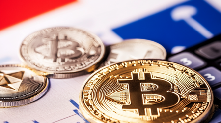 Illustratie van het rapporteren van cryptobeleggingen voor Nederlandse belasting, met een digitaal portefeuilleoverzicht van cryptomunten, winstberekeningen en belastingformulieren, symbool voor nauwkeurigheid en naleving van de Belastingdienst.