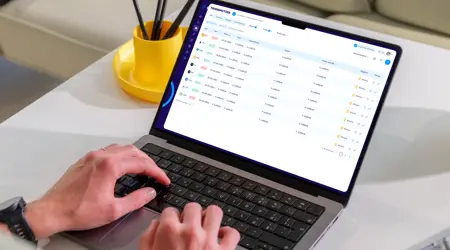 Gebruiker bekijkt crypto-portfolio op de On The Chain app met gedetailleerde grafieken en statistieken.