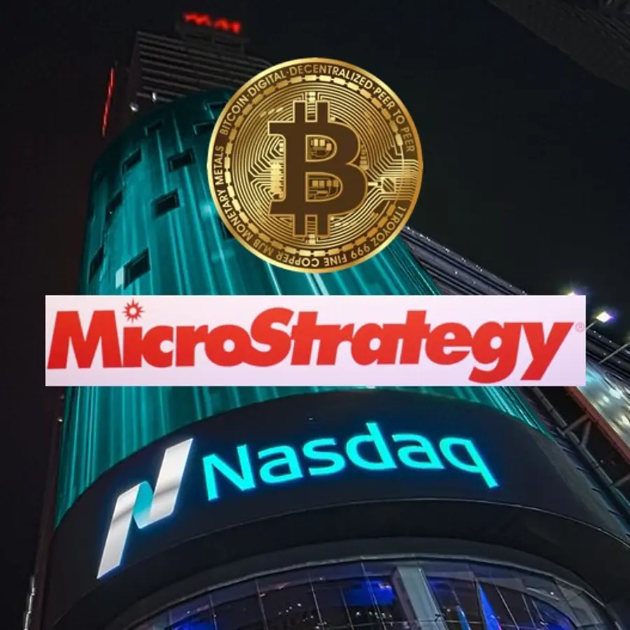 Het Nasdaq met daarop de logo van Microstrategy een een Bitcoin symbool